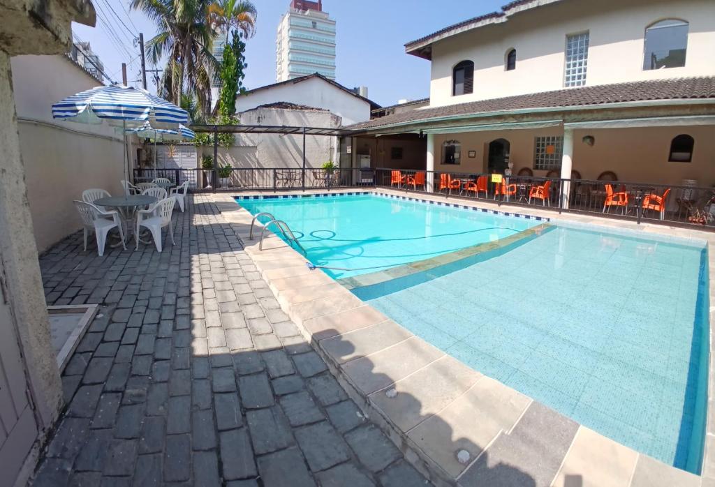 Piscina e área externa da Pousada Parque Suítes